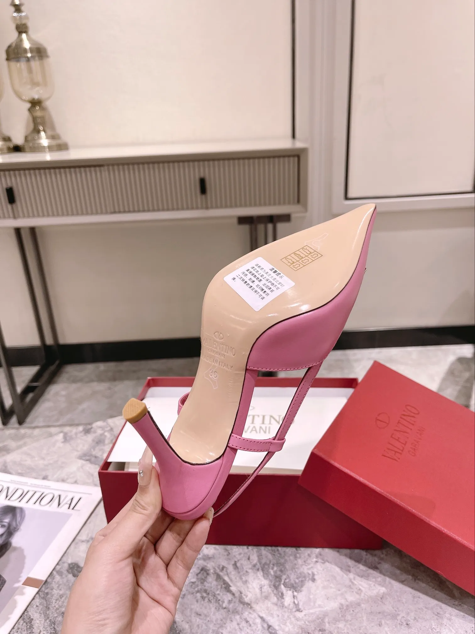 👟👟Ex-factory price 400👟👟 Genuine leather sole +40 Top version 𝑉𝐴𝐿𝐸𝑁𝑇𝐼𝑁𝑂 Valentino new autumn and winter women's back hollow sandals. The unique [pyramid] large rivet hardware [hand-made diamonds] brings out a full sense of high-end, and the new season will live up to expectations! Worth buying ★Imported sheepskin is absolutely high-grade ❥Original method, absolutely sensual ❥Elegant style, creating a different feeling, simple and elegant style!  Code number: 35-41 (34-42 customized) Fabric: Imported sheepskin Lining: Lined sheepskin Heel height: 8cm Leather outsole Rubber outsole
